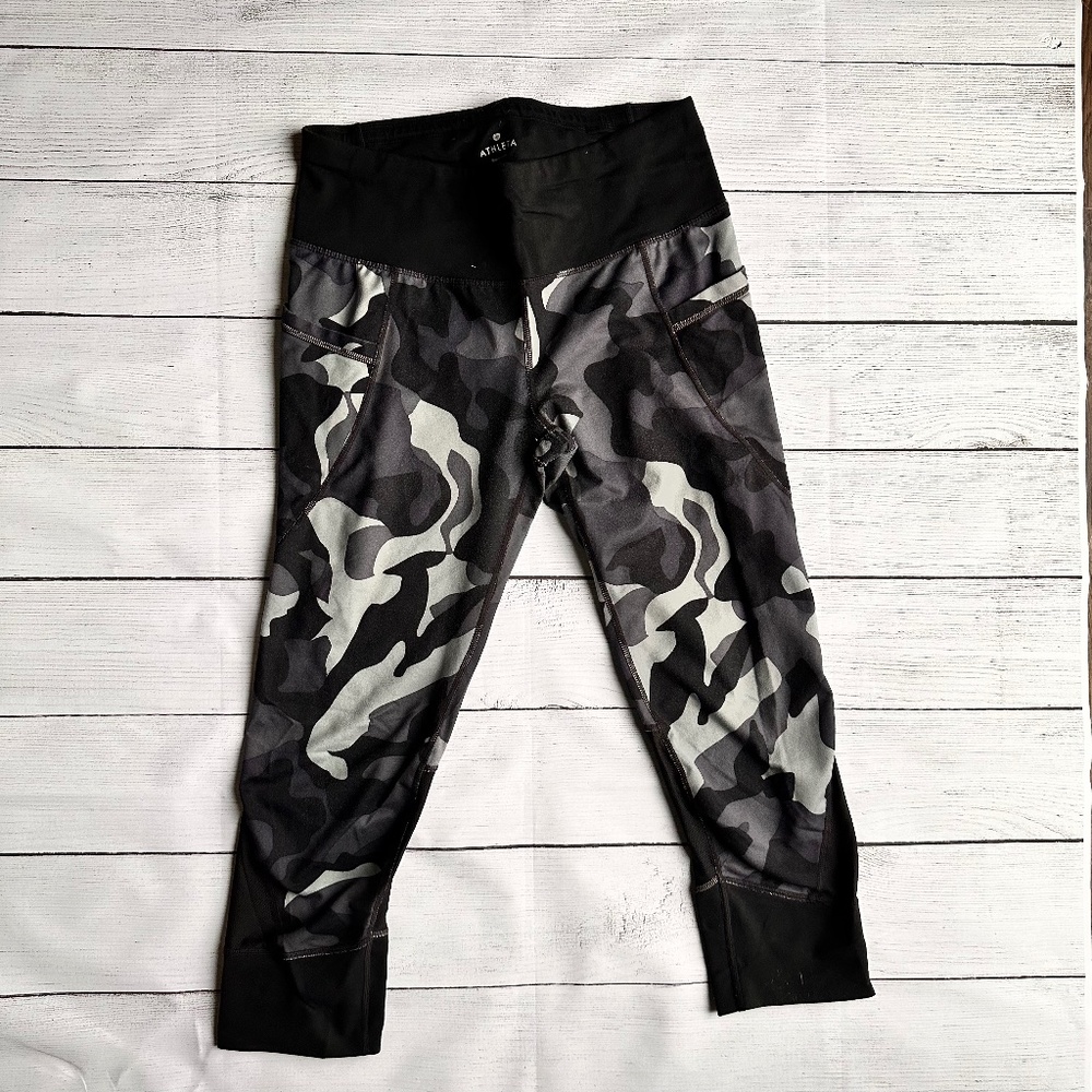 Athleta Camo Relay Capri 2.0 leggings style 347929 size M